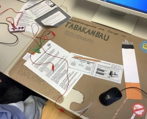 Sprechendes Poster zum Thema Tabakanbau